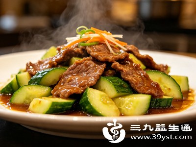 夏天可以做凉拌牛肉黄瓜,将牛肉煮熟后切成薄片,黄瓜拍碎切块,加入蒜末、小米辣、生抽、香醋、香油拌匀,口感酸辣清爽,解腻又开胃 夏天可以做凉拌牛肉黄瓜,将牛肉煮熟后切成薄片,黄瓜拍碎切块,加入蒜末、小米辣、生抽、香醋、香油拌匀,口感酸辣清爽,解腻又开胃