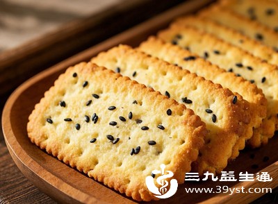 也可以将黑芝麻炒熟后，搭配核桃、红枣等食材，做成小零食，偶尔食用，补充营养的同时，还能缓解孕期饥饿