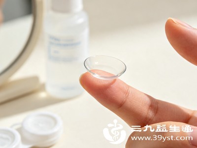 每晚佩戴前,家长要帮孩子清洁双手,避免细菌污染镜片 每晚佩戴前,家长要帮孩子清洁双手,避免细菌污染镜片