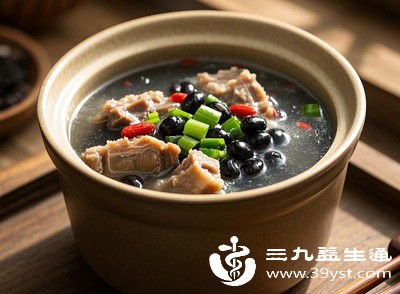 黑豆最经典的吃法就是煮粥煲汤,做法简单,还能最大化保留其营养 黑豆最经典的吃法就是煮粥煲汤,做法简单,还能最大化保留其营养