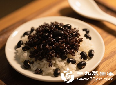 将黑豆打成豆浆或做成黑豆饭,是替代精米白面的优质选择,适合日常作为主食 将黑豆打成豆浆或做成黑豆饭,是替代精米白面的优质选择,适合日常作为主食