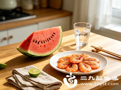 建议每次吃西瓜不超过500克,虾的摄入量控制在100-150克为宜,二者同食时更需注意总量 建议每次吃西瓜不超过500克,虾的摄入量控制在100-150克为宜,二者同食时更需注意总量