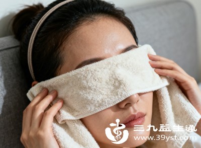 用冷毛巾轻敷眼周,每次3-5分钟。低温可以收缩眼周毛细血管,快速消除浮肿,紧致松弛肌肤 用冷毛巾轻敷眼周,每次3-5分钟。低温可以收缩眼周毛细血管,快速消除浮肿,紧致松弛肌肤