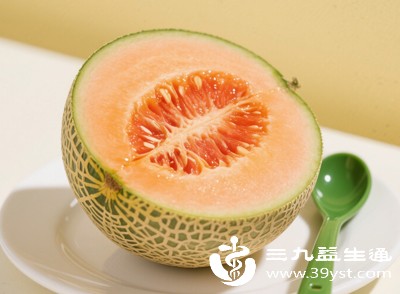 部分人食用哈密瓜后出现口干、喉咙痛、便秘等“上火”症状