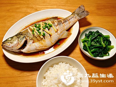 一是三餐规律，避免饥饱不定致暴饮暴食