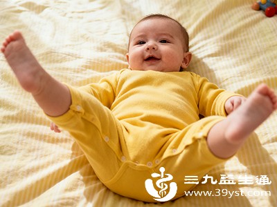 宝宝哭闹时,可轻轻抱起或坐在床边轻拍、抚摸,用温柔的声音安抚 宝宝哭闹时,可轻轻抱起或坐在床边轻拍、抚摸,用温柔的声音安抚
