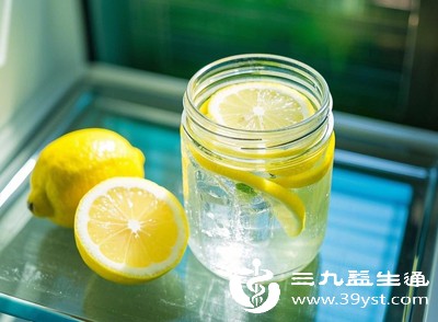 柠檬水偏凉性、含果酸,单次饮用不宜过多,小口慢饮最佳,避免大口猛灌,减少脾胃刺激,适配孕期虚弱的脏腑状态 柠檬水偏凉性、含果酸,单次饮用不宜过多,小口慢饮最佳,避免大口猛灌,减少脾胃刺激,适配孕期虚弱的脏腑状态