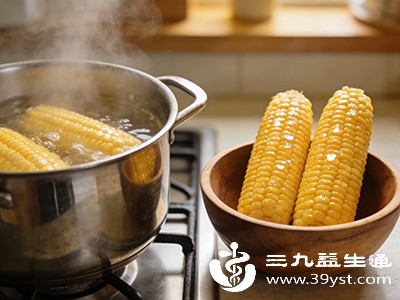 甜玉米中的膳食纤维能延缓糖分吸收,对血糖影响较小,减肥人群可放心食用 甜玉米中的膳食纤维能延缓糖分吸收,对血糖影响较小,减肥人群可放心食用