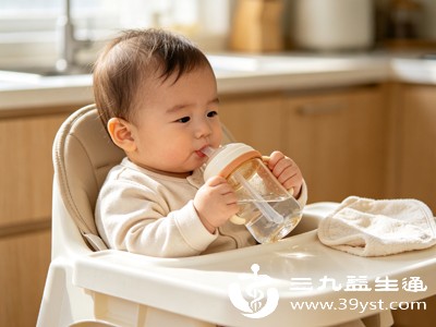 少量多次喂温水、母乳或配方奶,促进排尿,通过尿液带走体内热量,是最安全有效的退热方式 少量多次喂温水、母乳或配方奶,促进排尿,通过尿液带走体内热量,是最安全有效的退热方式