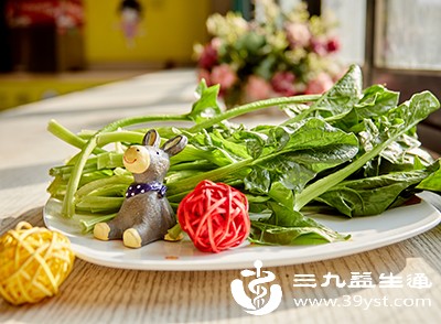 蔬菜是碱性食物的“主力军”，尤其是深绿色叶菜和根茎类蔬菜，例如菠菜