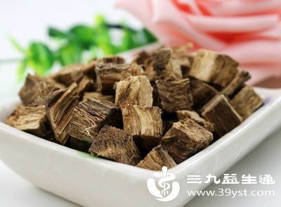 一般来说，成年人每天食用干葛根的量建议在10-20克之间，过量食用可能会增加肠胃负担，出现腹胀、腹泻等不适症状