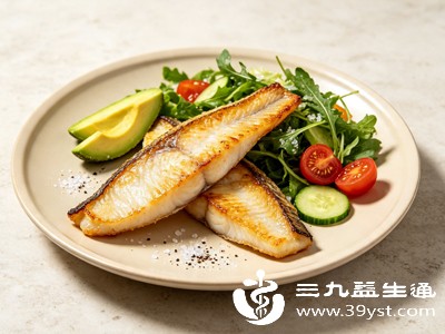 优先选择清蒸、炖煮的方式，能最大限度锁住鱼肉中的维生素和不饱和脂肪酸，避免营养流失