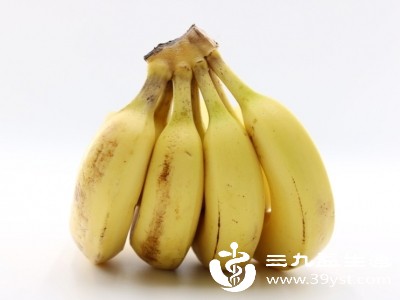 多摄入富含钾、钙、蛋白质和维生素的食物,如香蕉 多摄入富含钾、钙、蛋白质和维生素的食物,如香蕉