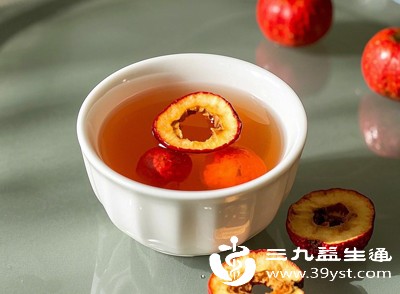 经常出现积食、腹胀、消化不良,或者饭后感觉肠胃沉重的人群,适合日常饮用干山楂片泡水 经常出现积食、腹胀、消化不良,或者饭后感觉肠胃沉重的人群,适合日常饮用干山楂片泡水