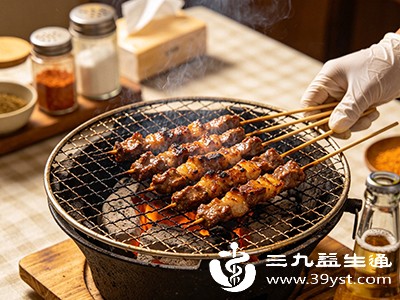偶尔吃烧烤时,去掉焦黑部分,搭配新鲜蔬菜一起食用 偶尔吃烧烤时,去掉焦黑部分,搭配新鲜蔬菜一起食用