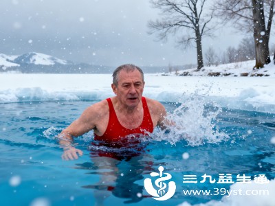 普通人单次游泳时间控制在40分钟以内,循序渐进,不要突然高强度冲刺游泳,避免肌肉过度疲劳 普通人单次游泳时间控制在40分钟以内,循序渐进,不要突然高强度冲刺游泳,避免肌肉过度疲劳