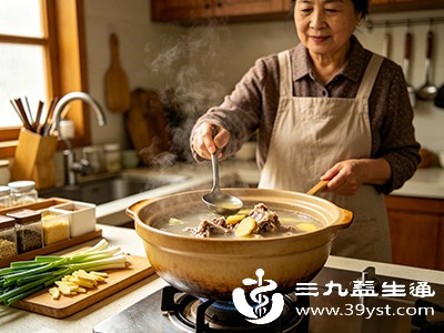 很多家庭煮骨头汤会加盐调味,一碗汤下肚,盐摄入量也悄悄增加了 很多家庭煮骨头汤会加盐调味,一碗汤下肚,盐摄入量也悄悄增加了