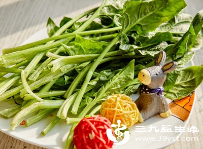 日常可多吃新鲜的蔬菜和水果,比如菠菜、芹菜、西兰花、香蕉、苹果、橙子等,这些食物不仅富含B族维生素,还含有丰富的膳食纤维,能促进代谢,同时缓解情绪烦躁 日常可多吃新鲜的蔬菜和水果,比如菠菜、芹菜、西兰花、香蕉、苹果、橙子等,这些食物不仅富含B族维生素,还含有丰富的膳食纤维,能促进代谢,同时缓解情绪烦躁