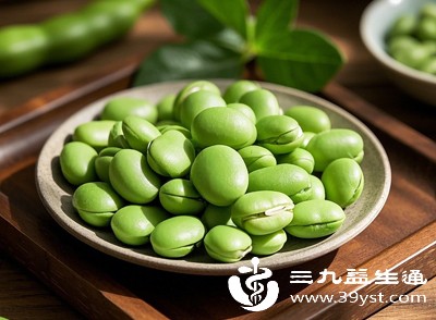 蚕豆中含有较多的膳食纤维和淀粉，过量食用可能会引起腹胀、消化不良，建议少量尝试，观察身体反应