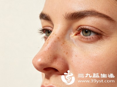 鼻梁为肝经循行对应的面部区域,当肝脏功能失调、气血瘀滞时,毒素与代谢废物无法正常排出,就会淤积在面部经络,率先在鼻梁形成色斑,这类斑点也被称作“肝斑” 鼻梁为肝经循行对应的面部区域,当肝脏功能失调、气血瘀滞时,毒素与代谢废物无法正常排出,就会淤积在面部经络,率先在鼻梁形成色斑,这类斑点也被称作“肝斑”