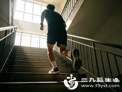 跑楼梯侧重下肢发力，能精准收紧大腿、臀部线条，改善假胯宽、臀部下垂、腿部松弛等问题，实现减脂+塑形双重效果，让身材更紧致匀称