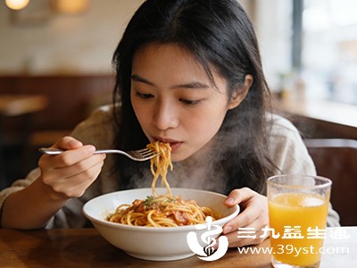 吃一点东西再运动,血糖稳定,运动表现更持久,能完成更高强度的训练 吃一点东西再运动,血糖稳定,运动表现更持久,能完成更高强度的训练