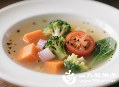饭前半小时可让孩子少量喝汤,补充水分并增进食欲 饭前半小时可让孩子少量喝汤,补充水分并增进食欲