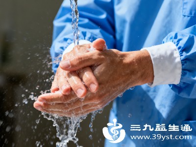 伤口出现后,首先用流动的清水或生理盐水彻底冲洗,去除表面的污垢、杂质和细菌,冲洗时间建议不少于30秒 伤口出现后,首先用流动的清水或生理盐水彻底冲洗,去除表面的污垢、杂质和细菌,冲洗时间建议不少于30秒