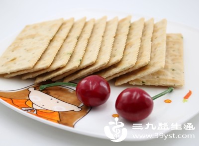 对于胃酸过多引起的烧心、胃疼，可适量食用苏打饼干或原味馒头