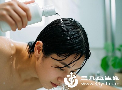 与“经期不能洗澡”类似,“经期不能洗头”也是常见误区 与“经期不能洗澡”类似,“经期不能洗头”也是常见误区