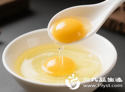 普通鸡蛋可能携带沙门氏菌等致病菌,生食存在食物中毒风险 普通鸡蛋可能携带沙门氏菌等致病菌,生食存在食物中毒风险