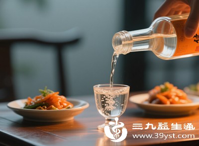 空腹时胃中没有食物缓冲,酒精会直接刺激胃黏膜,导致胃部痉挛、疼痛,同时酒精吸收速度快,短时间内血液酒精浓度升高,更容易醉酒,对肝脏的负担也更大 空腹时胃中没有食物缓冲,酒精会直接刺激胃黏膜,导致胃部痉挛、疼痛,同时酒精吸收速度快,短时间内血液酒精浓度升高,更容易醉酒,对肝脏的负担也更大