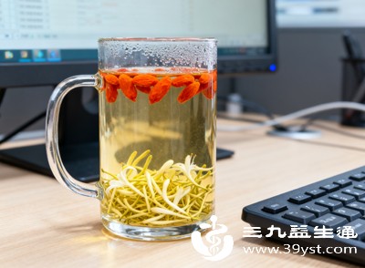 孕妇、哺乳期妇女以及儿童等特殊人群,在饮用金银花水前最好咨询专业人士的意见,根据自身情况确定是否适合饮用以及具体用量 孕妇、哺乳期妇女以及儿童等特殊人群,在饮用金银花水前最好咨询专业人士的意见,根据自身情况确定是否适合饮用以及具体用量