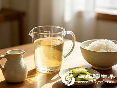 米醋中的醋酸能溶解食物中的钙、铁等矿物质