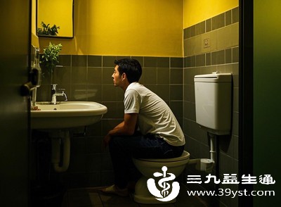 下蹲时腰椎缺乏支撑,承受压力翻倍,低头姿势会让颈椎肌肉持续紧张、牵拉劳损 下蹲时腰椎缺乏支撑,承受压力翻倍,低头姿势会让颈椎肌肉持续紧张、牵拉劳损