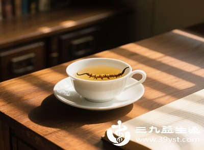 无需长时间熬煮，汤草同食，能够健脾益气、润肺益肾，适合秋冬干燥、气短乏力、偶尔干咳的人群，温和滋养不燥热