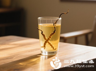 准备无油无水玻璃罐，放入适量虫草，倒入50度以上纯粮白酒，密封避光浸泡15天以上