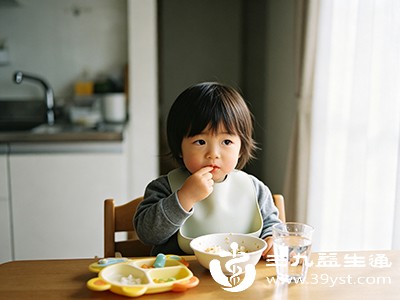 家长切忌采用打骂、指责或在孩子手指上涂抹刺激性物质等方式强行制止孩子吃手指头
