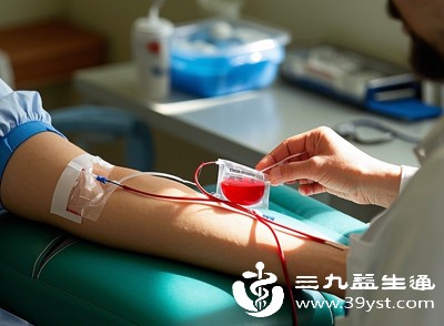 相较于全血,成分血捐献只提取血小板,其余血液成分会快速回输体内,身体损耗极小、恢复速度快 相较于全血,成分血捐献只提取血小板,其余血液成分会快速回输体内,身体损耗极小、恢复速度快