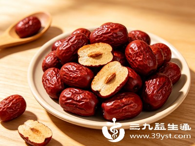 可适量食用红枣、瘦肉、鸡蛋、菠菜等补铁补血食材,温和补充气血 可适量食用红枣、瘦肉、鸡蛋、菠菜等补铁补血食材,温和补充气血