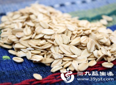 燕麦是粗粮不假，但本质属于碳水化合物，过量食用照样热量超标、堆积脂肪