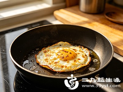 尽量不吃油炸蛋（如荷包蛋泡在油里煎）