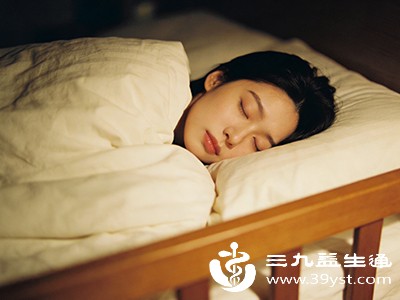 保证充足的睡眠，避免熬夜和过度劳累，让身体得到充分休息，有助于维持内分泌稳定