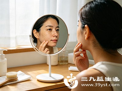 而毛孔呈椭圆形的区域(如脸颊两侧),视觉上会比圆形毛孔更显宽大 而毛孔呈椭圆形的区域(如脸颊两侧),视觉上会比圆形毛孔更显宽大