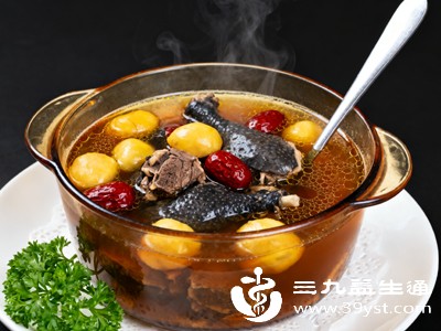 炖煮时先用大火煮沸,再转小火慢炖1.5-2小时,确保药材和乌鸡的营养充分融合。避免用高压锅快速炖煮,以免破坏部分药材的活性成分 炖煮时先用大火煮沸,再转小火慢炖1.5-2小时,确保药材和乌鸡的营养充分融合。避免用高压锅快速炖煮,以免破坏部分药材的活性成分