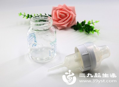 配方奶喂养的奶瓶使用频率高,奶渍易附着在瓶身、奶嘴、奶盖、吸管等配件上 配方奶喂养的奶瓶使用频率高,奶渍易附着在瓶身、奶嘴、奶盖、吸管等配件上