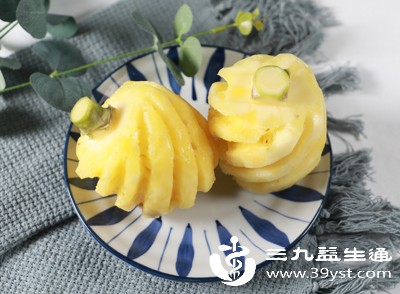 虽然菠萝热量低,但天然糖分含量不低,每100克约含10克糖 虽然菠萝热量低,但天然糖分含量不低,每100克约含10克糖
