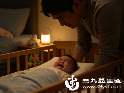 枕头的高度应与宝宝的脊柱发育阶段相匹配,过高或过低都会影响脊柱健康 枕头的高度应与宝宝的脊柱发育阶段相匹配,过高或过低都会影响脊柱健康