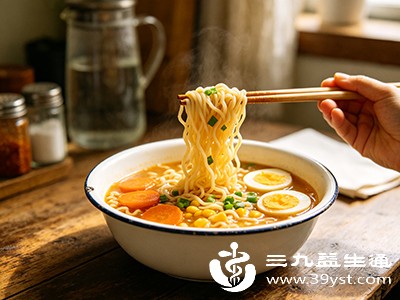 泡面属于“高能量、低营养密度”食物，一份泡面的能量约为400-500千卡