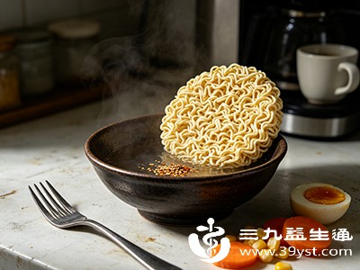 油炸面饼中的脂肪含量高（部分泡面脂肪含量达20%以上）